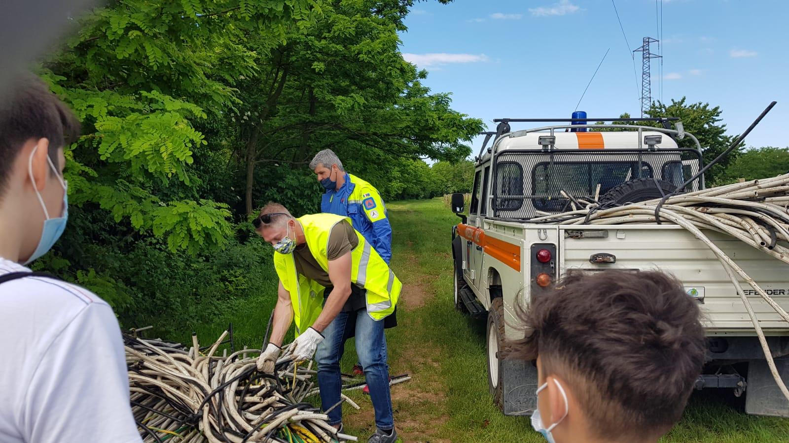 Immagine per Farra d'Isonzo scende in strada contro il degrado, quintali di rifiuti abbandonati